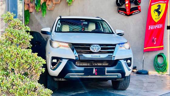 TOYOTA HILUX SW4 2.8 SRX DIAMOND 4X4 7 LUGARES 16V TURBO INTERCOOLER DIESEL 4P AUTOMÁTICO TOYOTA HILUX SW4 2.8 SRX DIAMOND 4X4 7 LUGARES 16V TURBO INTERCOOLER DIESEL 4P AUTOMÁTICO